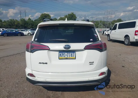 2017 Toyota Rav4 Xle z USA, uszkodzony, nr VIN JTMRFREVXHJ123793